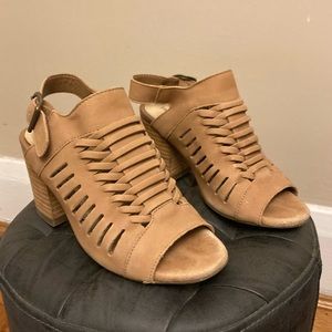 Hush Puppies open toe woven woven faux-leather 3.5” heel sandals size 5.5